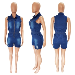 Vue triple du combishort en jean avec zip frontal, taille élastique et détails usés