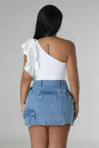 Rückansicht von weißem One-Shoulder-Top mit Rüschen und Distressed Denim-Minirock