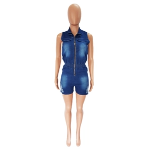 Détail d'une combinaison en jean sans manches avec zip frontal et taille élastique
