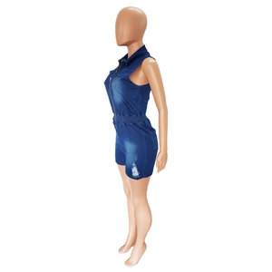 Détail d'une combinaison en jean sans manches bleu foncé avec fermeture éclair et taille élastique