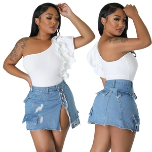 Sexierter schmaler blauer Denim-Minirock mit Rissen und einem weißen schulterfreien Top