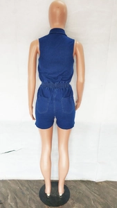 Détail du dos d'une combinaison en jean ajustée avec taille élastique et poches