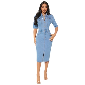 Robe midi en jean bleu clair moulante avec boutons sur le devant et col classique