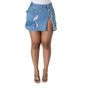 Detailansicht hellblauer Jeans-Minirock mit Cargo-Tasche und geschlitztem Saum