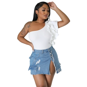 Damen Sommer-Set mit weißem One-Shoulder-Rüschen-Top und blauem Ripped-Jeansrock