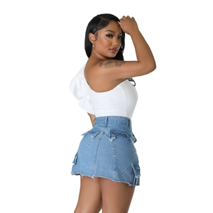 Eng anliegendes schulterfreies weißes Top mit kurzem Denim-Minirock und Taschen