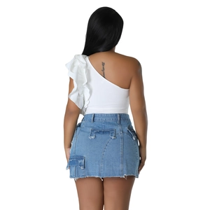 Enger Jeans-Minirock mit rüschenbesetztem One-Shoulder-Top in der Rückansicht