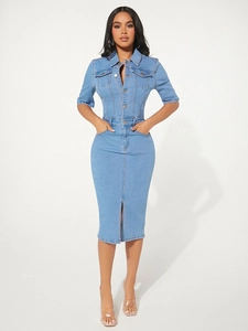 Vue détaillée d'une robe midi en jean bleu clair avec boutonnage frontal et coupe ajustée