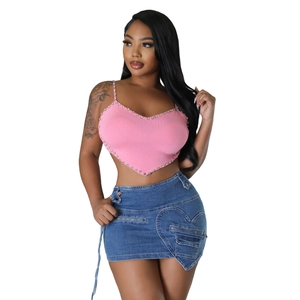 Ensemble sexy avec haut dos nu cœur rose et mini-jupe en jean avec poches cœur et strass