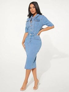 Détail d'une robe midi en jean bleu clair ajustée avec boutons métalliques et col classique