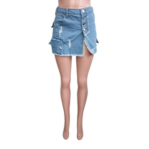 Nahaufnahme von hellblauem Denim-Minirock mit ausgefranstem Saum und Pattentasche