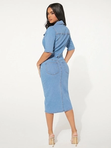 Vue détaillée des coutures arrière et doubles poches sur la robe midi en jean bleu clair