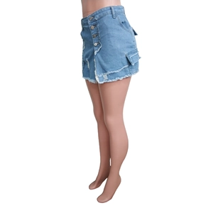Detailansicht des Jeansrocks mit seitlichen Metallknöpfen und ausgefranstem Saum