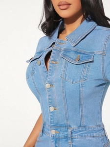 Détail d'une robe en jean ajustée avec boutons métalliques et poches de poitrine