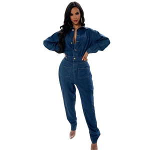 Combinaison en denim bleu foncé ajustée avec boutons dorés et taille cintrée pour femme