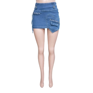 Vue détaillée d'une mini-jupe en jean bleu foncé asymétrique avec poche zippée et cargo