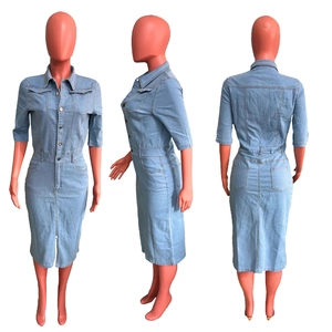 Vues multiples de la robe midi en jean bleu clair avec boutonnage frontal et manches courtes