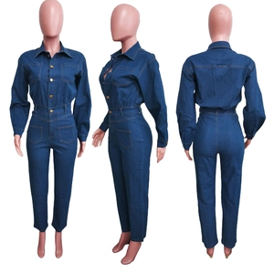 Vue en trois points d'une combinaison en jean bleu foncé ajustée avec boutons devant