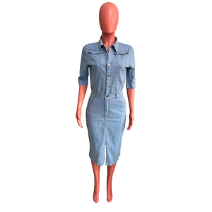 Vue de face de robe midi en jean bleu clair avec boutons métalliques et fente centrale