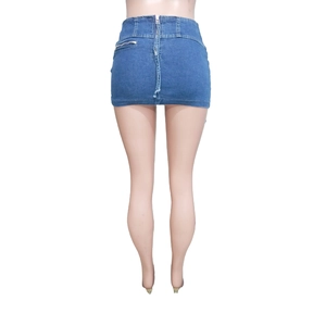 Vue détaillée d'une mini-jupe en jean bleu moyen avec fermeture éclair au dos et sur le côté