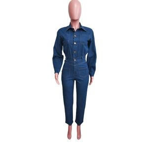 Vue détaillée d'une combinaison en denim bleu foncé avec boutons en métal et taille ajustée