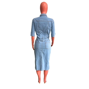 Vue arrière d'une robe midi en jean bleu clair moulante avec poches et col à revers