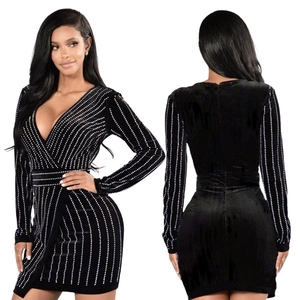 Robe mini élégante en velours noir à col en V avec détails de rayures perlées verticales