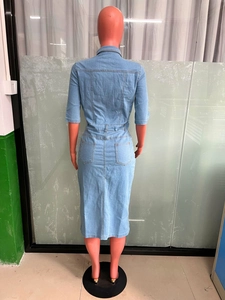 Vue détaillée du dos d'une robe en jean bleu clair moulante avec poches et coutures dos