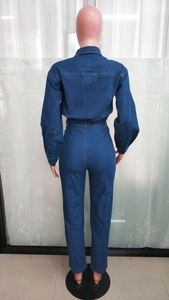 Vue détaillée du dos d'une combinaison en jean bleu foncé ajustée avec coutures