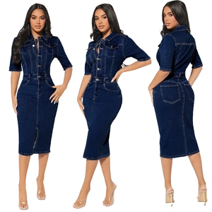 Robe midi ajustée en jean bleu foncé avec boutonnage sur le devant et manches courtes