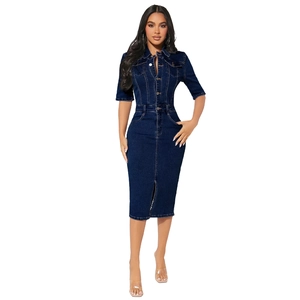 Robe midi en denim bleu foncé ajustée avec manches courtes et boutons devant
