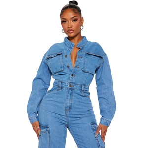 Combinaison en jean bleu clair pour femme avec plusieurs poches et manches longues style