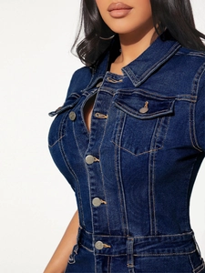 Détails d'une robe en jean bleu foncé avec surpiqûres contrastées et boutons en métal