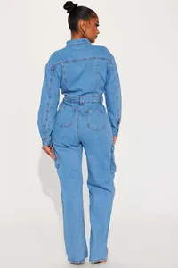 Détail du dos d'une combinaison en jean bleu clair délavé avec poches cargo de style vintage