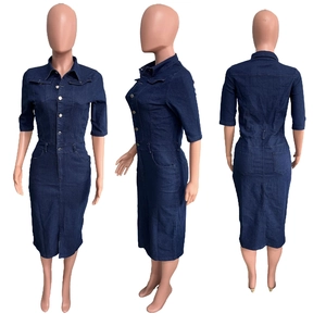 Vue en trois dimensions d'une robe en jean bleu foncé ajustée montrant l'avant et l'arrière