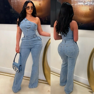 Tuta monospalla in denim azzurro vestibilità slim con gamba svasata e vita stretta