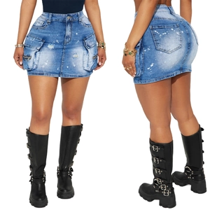 Mini-jupe sexy en jean bleu clair délavé avec détails usés et taches de peinture