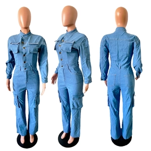 Vue triple d'une combinaison en jean bleu clair avec poches cargo et coupe ajustée