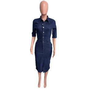 Détail de la robe midi en jean ajustée avec boutons métalliques et poches à rabat