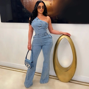 Dettaglio della tuta in denim celeste con taglio monospalla e passanti per cintura