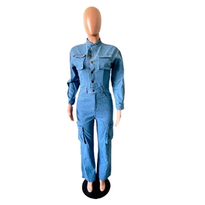 Détails de la combinaison en jean bleu clair avec poches cargo et boutons