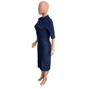 Vue latérale détaillée d'une robe en jean bleu foncé avec boutons et poches latérales