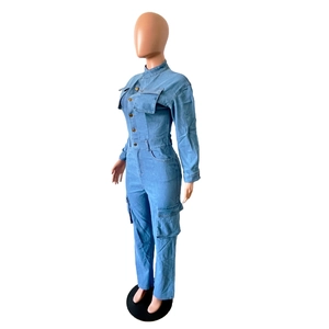 Détail d'une combinaison en jean à manches longues avec poches cargo et boutons frontaux