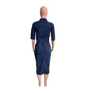 Détails des poches arrière et coutures de cette robe en jean ajustée coupe midi