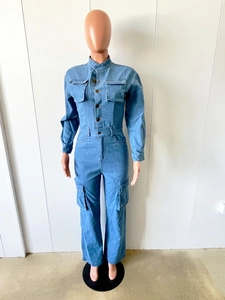 Vue détaillée d'une combinaison cargo avec poches poitrine et tissu denim bleu clair