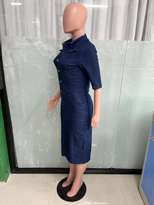 Détail d'une robe midi en jean avec revers classique, boutons métalliques et poches