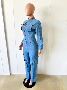 Vue détaillée d'une combinaison utilitaire en denim bleu clair avec poches cargo