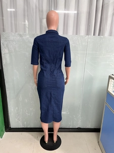 Vue arrière d'une robe midi en denim bleu foncé ajustée avec fente et manches mi-longues