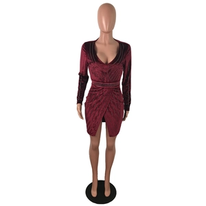 Détail de la robe mini en velours bordeaux avec décolleté en V et strass brillants