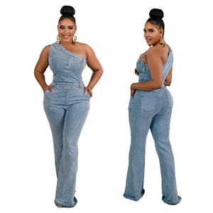 Tuta in denim azzurro monospalla vestibilità slim con gamba a zampa e lavaggio stone